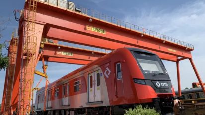 卫华起重承担南美首条机场城轨组装任务！